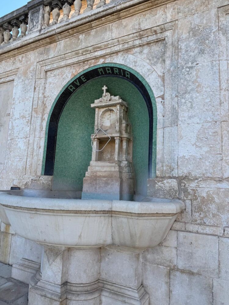 Ispica, rubano il quadretto della Madonnina dalla fontana ai piedi della chiesa Madre