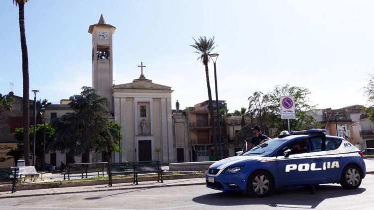 Vittoria, in auto con coltello a serramanico e tirapugni: denunciato