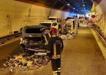 L’inferno in galleria, grave un 30enne