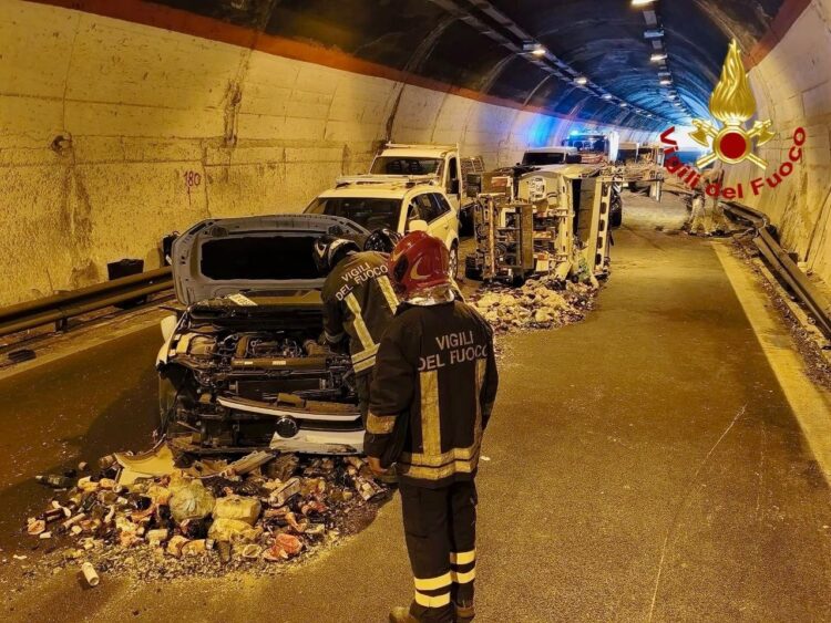 L’inferno in galleria, grave un 30enne