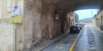 Ragusa, area di carico e scarico merci in piazza Duomo