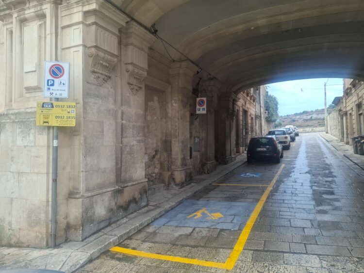 Ragusa, area di carico e scarico merci in piazza Duomo