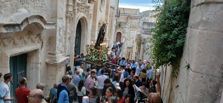 Addolorata a Ibla, processione e suggestioni