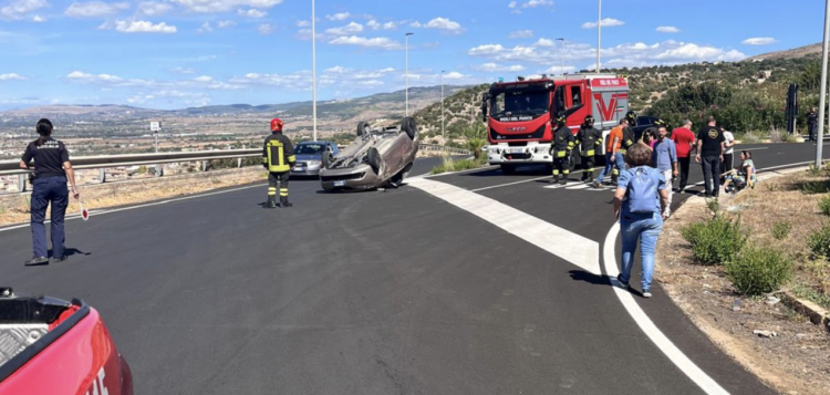 Comiso, auto si ribalta in prossimità dell’ingresso cittadino