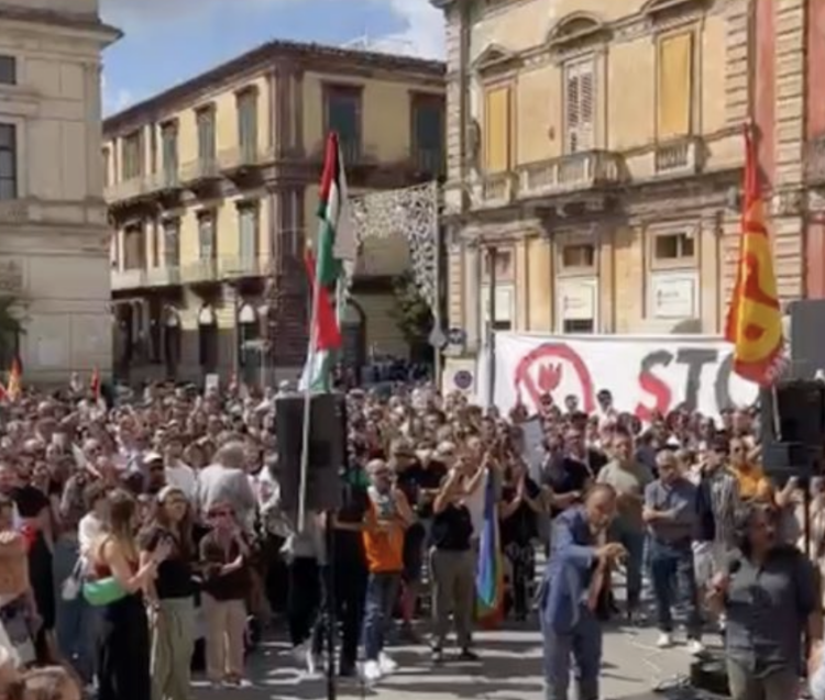 Dipasquale fischiato dai giovani studenti e manifestanti questa mattina a Ragusa