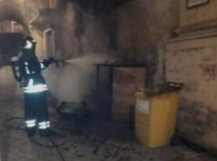 Modica, fiamme in via Grimaldi. Centro storico sempre più off limits