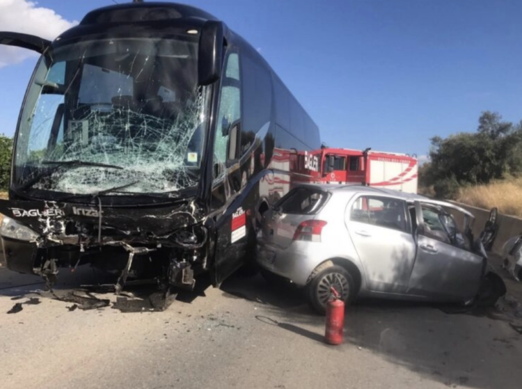 Incidente stradale mortale, frontale tra un’auto e un pullman