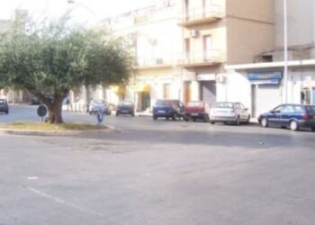 Vittoria, va a prendere il figlio a scuola. Investita da un pirata della strada