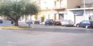 Vittoria, va a prendere il figlio a scuola. Investita da un pirata della strada