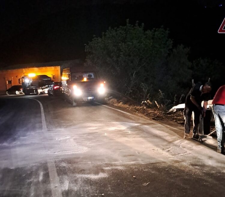 Ragusa-Modica, Fiat 500 con a bordo cinque ragazzi perde il controllo e finisce fuori strada