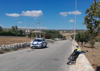 Modica, con la moto finisce oltre il muro a secco: miracolato