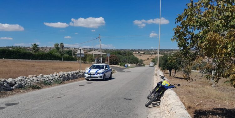 Modica, con la moto finisce oltre il muro a secco: miracolato