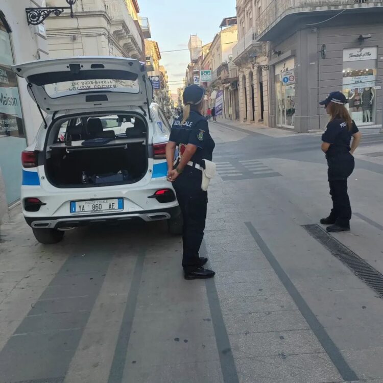 Vittoria, bimba di tre anni travolta da un monopattino in via Cavour: tragedia sfiorata