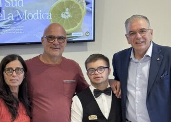 Modica, studente con disabilità firma il suo primo contratto di lavoro dopo il diploma all’Alberghiero
