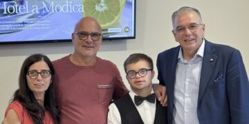 Modica, studente con disabilità firma il suo primo contratto di lavoro dopo il diploma all’Alberghiero