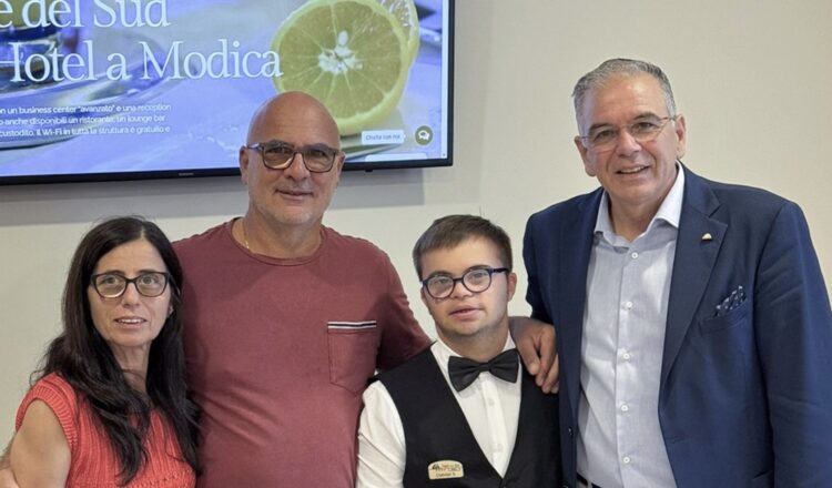 Modica, studente con disabilità firma il suo primo contratto di lavoro dopo il diploma all’Alberghiero