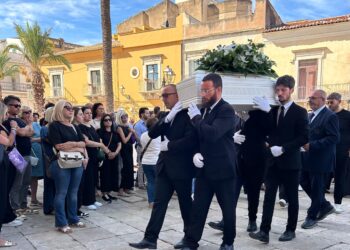 Comiso, questa mattina i funerali del piccolo Raffaele. Il vescovo: “Non è rimasto nell’acqua fredda della piscina, è tra le braccia di Gesù”