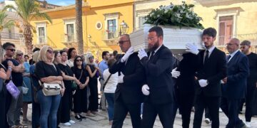 Comiso, questa mattina i funerali del piccolo Raffaele. Il vescovo: “Non è rimasto nell’acqua fredda della piscina, è tra le braccia di Gesù”