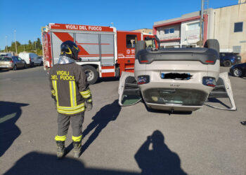 Ragusa, auto si ribalta alla zona artigianale: due feriti