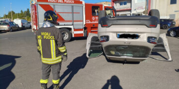 Ragusa, auto si ribalta alla zona artigianale: due feriti
