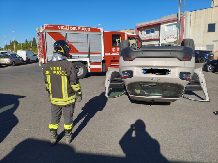 Ragusa, auto si ribalta alla zona artigianale: due feriti