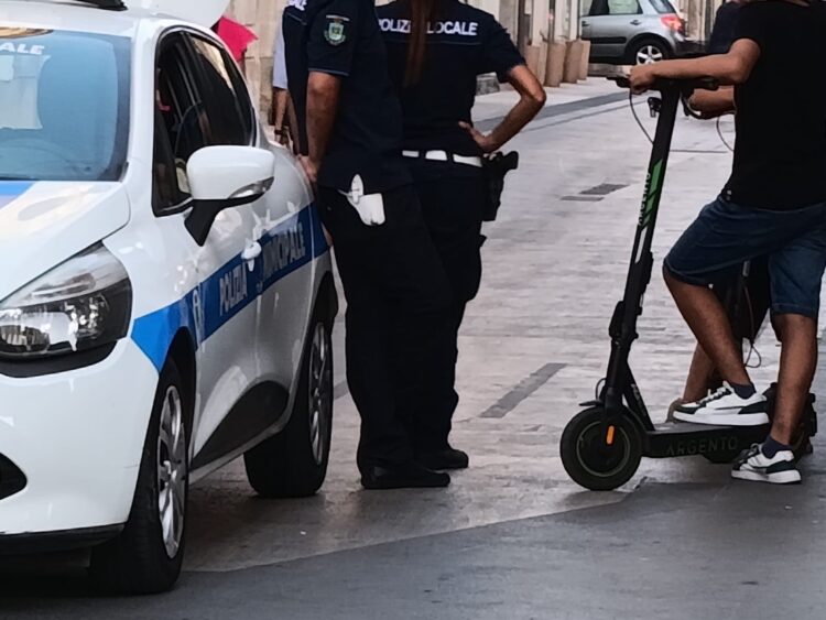Vittoria, in via Cavour sanzioni e sequestri per monopattini e bici in area pedonale