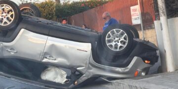 Vittoria, perde il controllo della Jeep e si ribalta