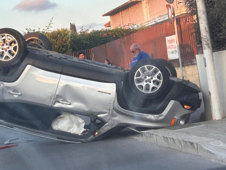 Vittoria, perde il controllo della Jeep e si ribalta