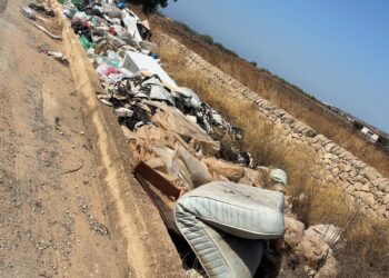 Scicli, abbandona rifiuti: denunciato e mezzo sequestrato