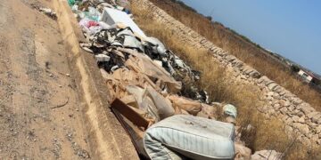Scicli, abbandona rifiuti: denunciato e mezzo sequestrato