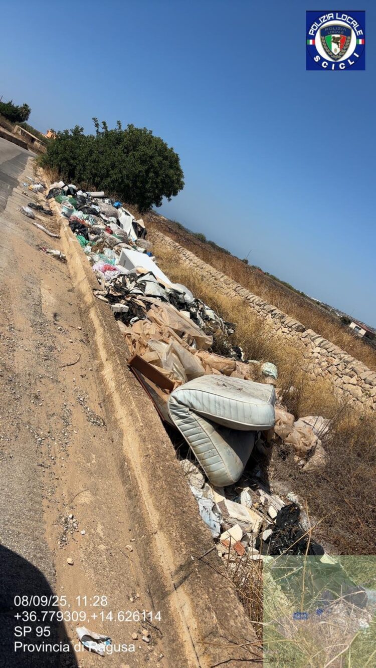 Scicli, abbandona rifiuti: denunciato e mezzo sequestrato