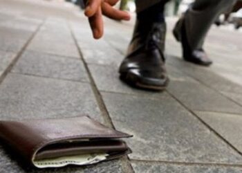 Marina di Modica, ritrovano portafoglio smarrito e lo consegnano senza che manchi nulla