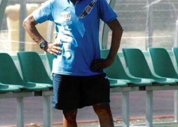 Cerca di accedere al campo sportivo comunale, salta un muro, cade e muore