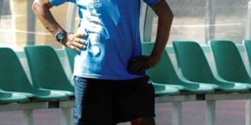 Cerca di accedere al campo sportivo comunale, salta un muro, cade e muore