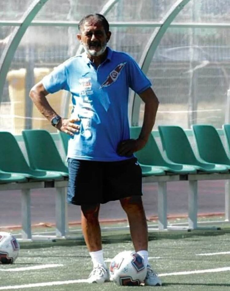 Cerca di accedere al campo sportivo comunale, salta un muro, cade e muore