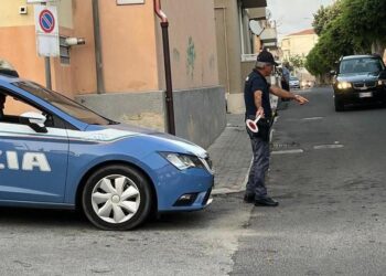Modica, aggredisce i poliziotti che lo fermano con il taser: 30enne in manette
