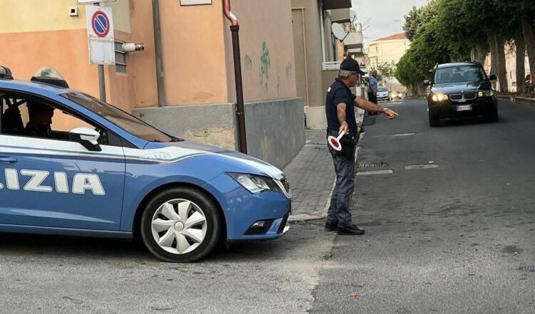 Modica, aggredisce i poliziotti che lo fermano con il taser: 30enne in manette