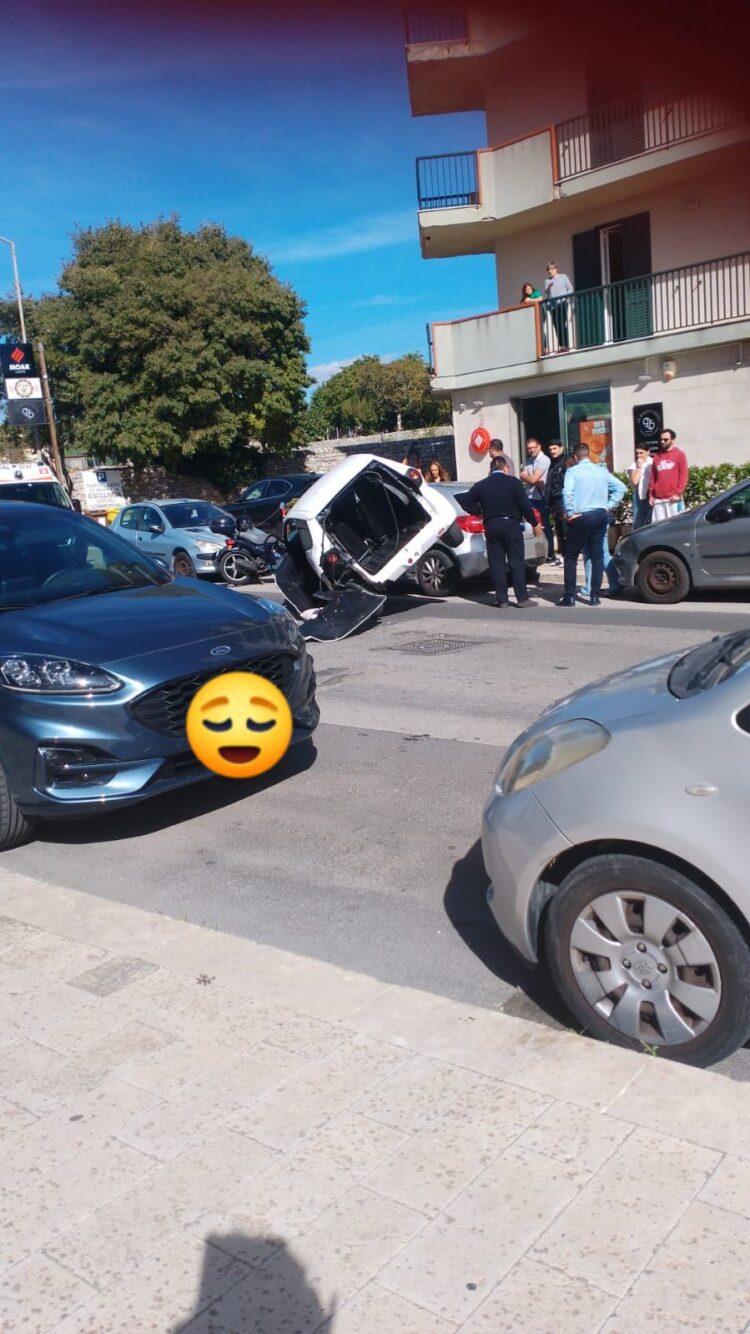Modica Alta, scontro tra una minicar e un autobus: c’è una ferita