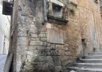 Modica, cassonetti bruciati in via Carlo Pisacane: scongiurata l’esplosione della rete del metano