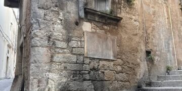 Modica, cassonetti bruciati in via Carlo Pisacane: scongiurata l’esplosione della rete del metano
