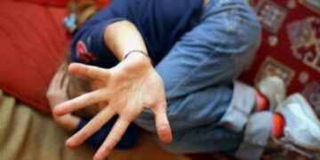 Comiso, insegnante salva l’alunna: madre violenta colombiana allontanata dopo la denuncia