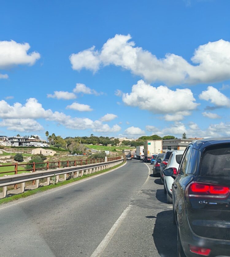 Traffico bloccato a Modica, la polizia locale: “Stiamo cercando le soluzioni migliori”