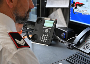 Vittoria, usa lo spray al peperoncino per rubare i telefonini a due bangladesi: 17enne tunisino in manette