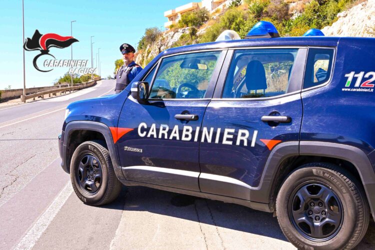 Ispica, appicca il fuoco a un’auto in strada: denunciato 57enne