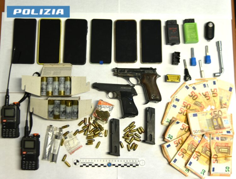 L’arresto di Stracquadaini: nel covo armi, soldi e una carta d’identità falsa rilasciata dal Comune di Comiso