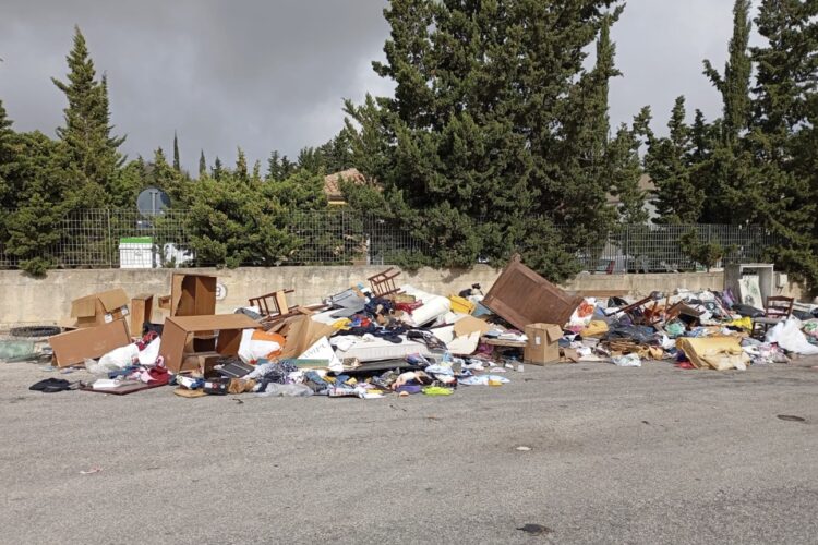 Ccr chiuso a Ragusa e ingombranti accumulati, caso problematico