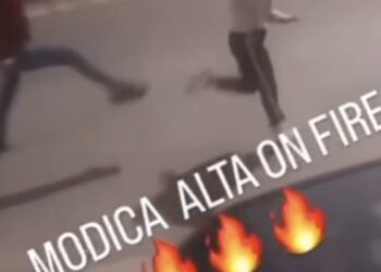 Modica Alta, violenta lite in strada: uomo aggredisce una donna. E sui social diventa tutto virale