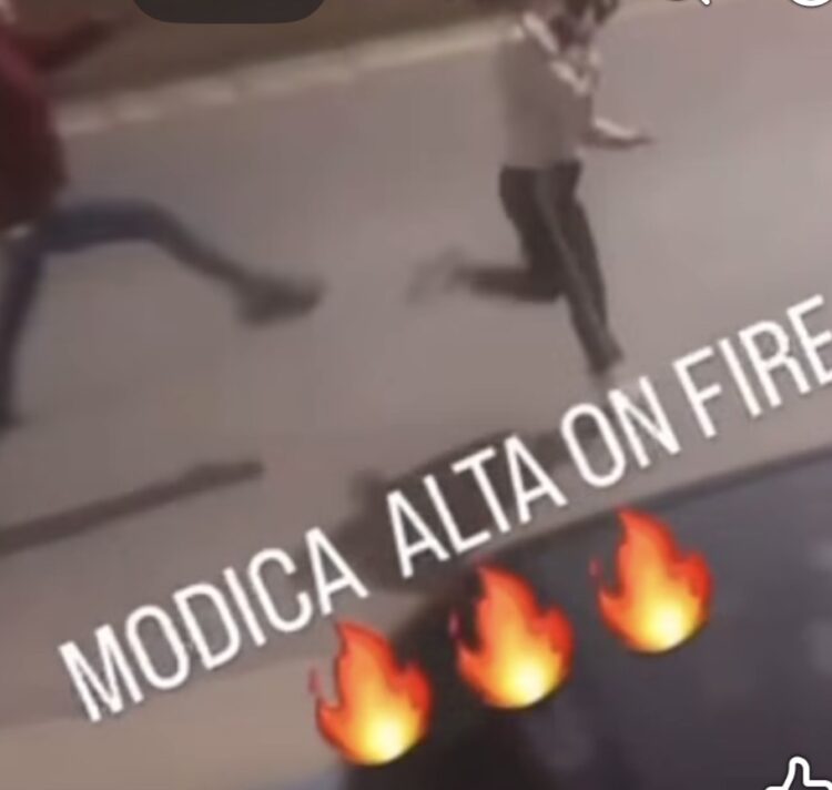 Modica Alta, violenta lite in strada: uomo aggredisce una donna. E sui social diventa tutto virale