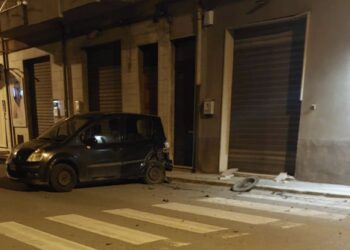 Scicli, investe auto parcheggiata e fugge