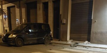 Scicli, investe auto parcheggiata e fugge